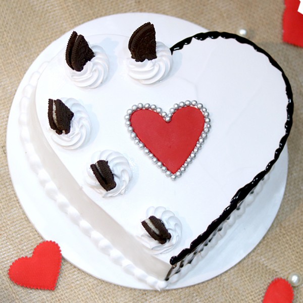 1 Kg Heart Shape Oreo Vanilla Cake